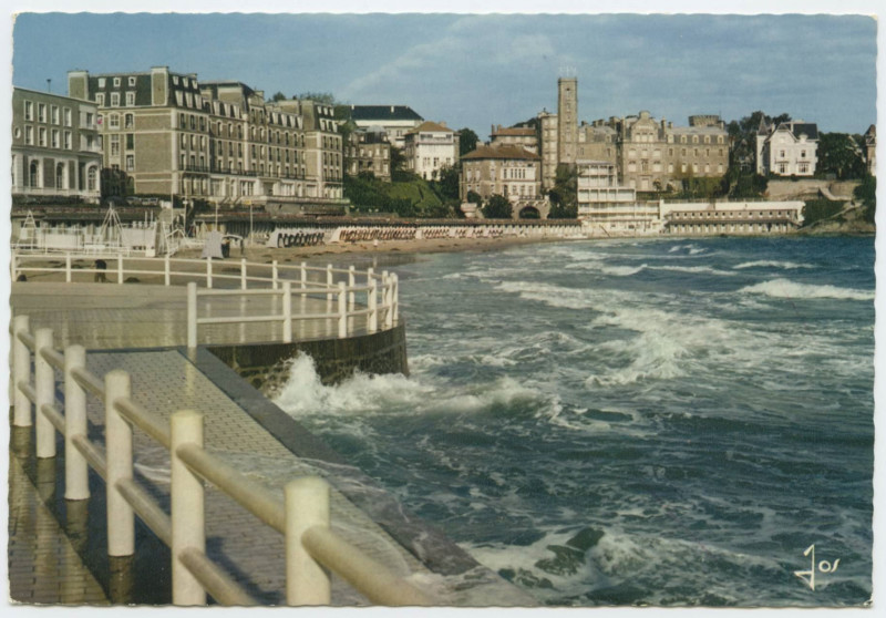 Carte postale ancienne Dinard (I.-et-V.) - Mx 8119 - Marée haute sur la plage.