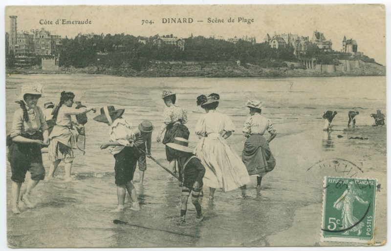Carte postale ancienne 704. Dinard _ Scène de Plage.