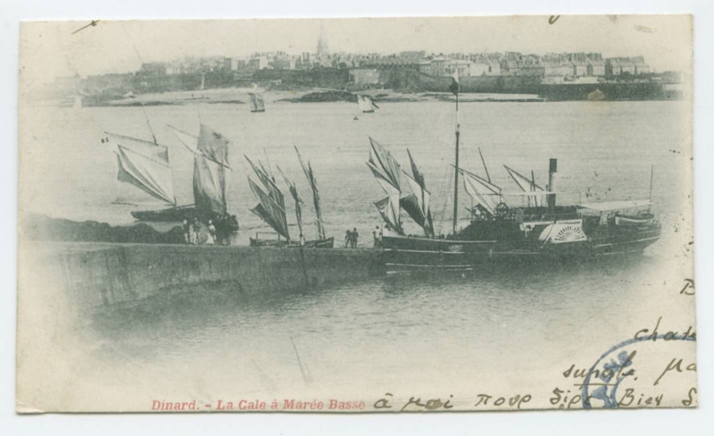 Carte postale ancienne Dinard. - La Cale à Marée Basse.