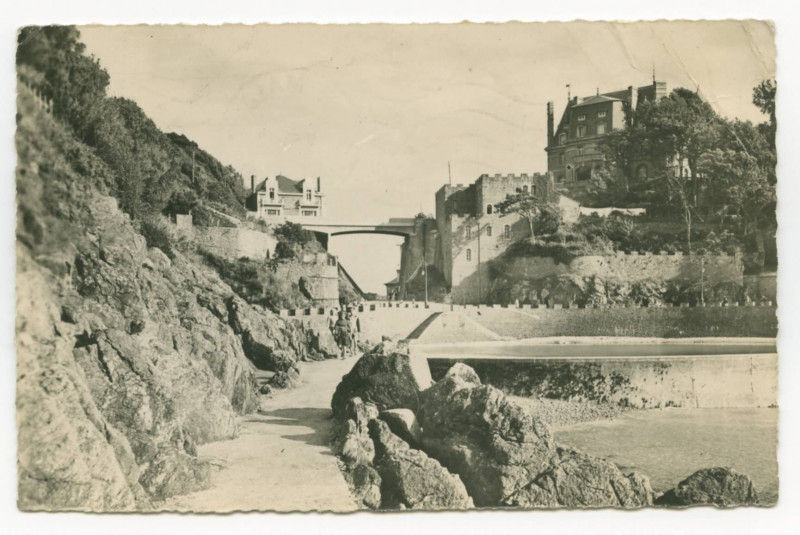 Carte postale ancienne 35 Dinard (I.-&-V.) - La Porte d'Emeraude - Access to main beach.