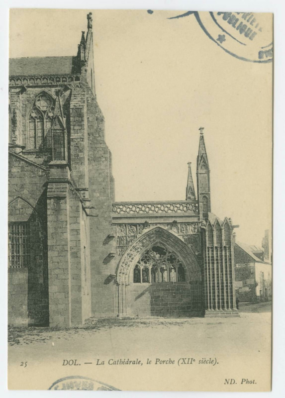 Carte postale ancienne 25   Dol. - La Cathédrale, le Porche (XIIe siècle).