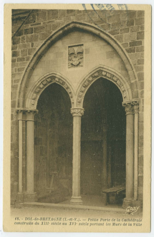 Carte postale ancienne 48. - Dol-de-Bretagne (I.-et-V.). - Petite Porte de la Cathédrale construite du XIIIe siècle au XVIe siècle portant les Murs de la Ville.