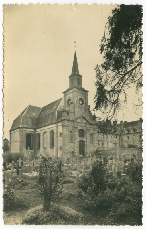 Carte postale ancienne Dol (I.-et-V.). - Hospice de l'Abbaye et son Cimetière.