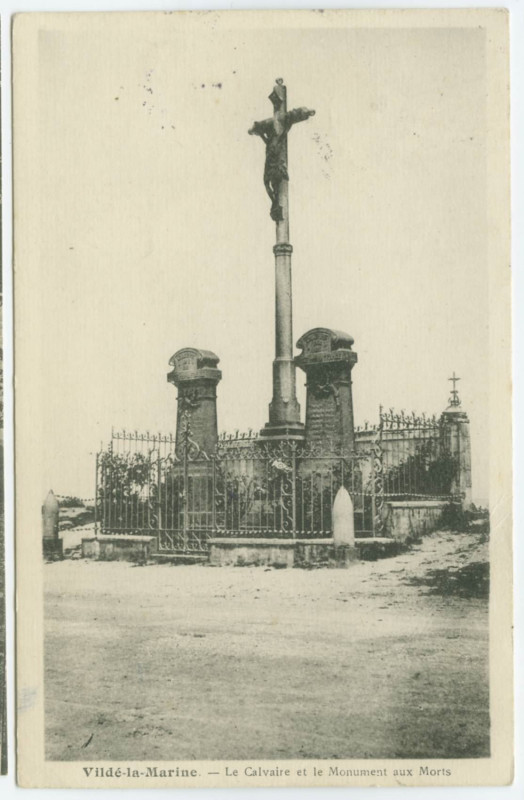 Carte postale ancienne Vildé-la-Marine. - Le Calvaire et le Monument aux Morts.