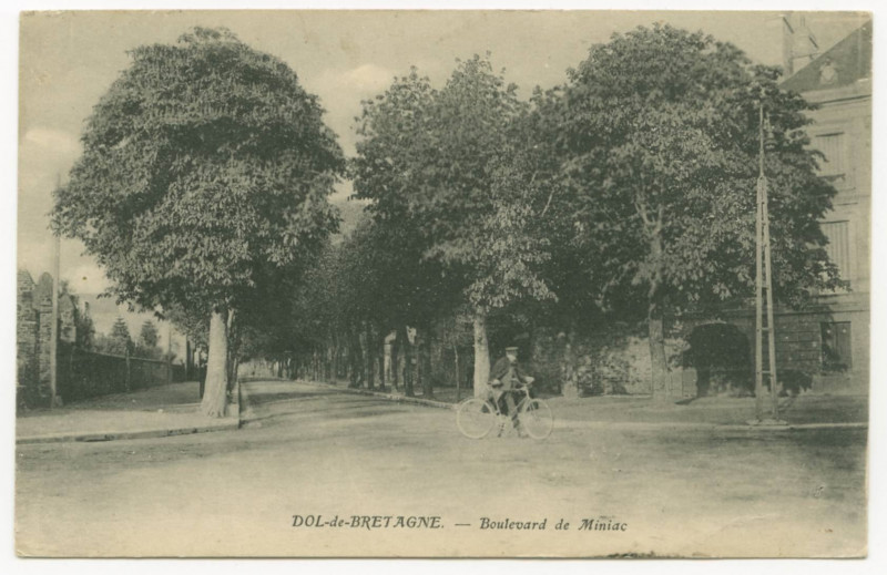 Carte postale ancienne Dol-de-Bretagne. - Boulevard de Miniac.