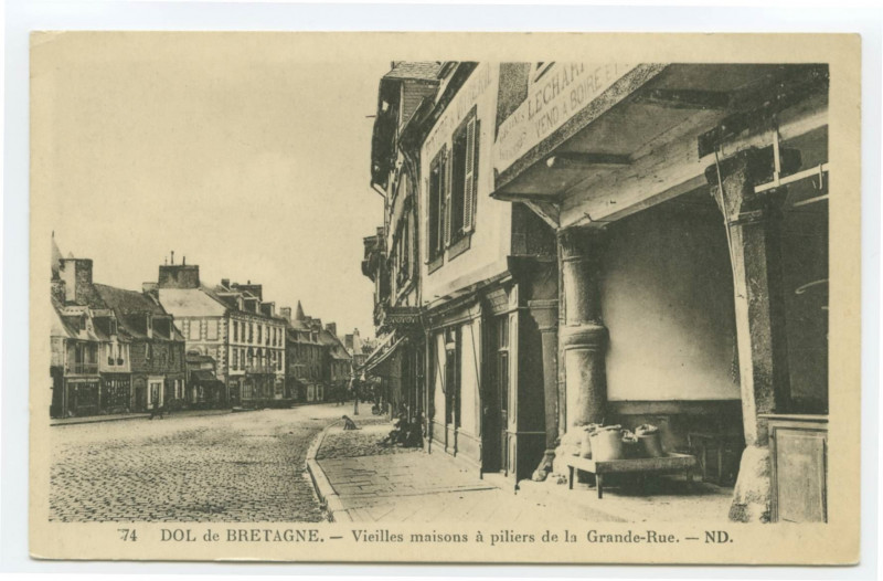 Carte postale ancienne 74  Dol de Bretagne. - Vieilles maisons à pilliers de la Grande-Rue.