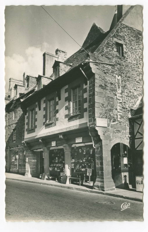 Carte postale ancienne Dol-de-Bretagne (I.-et-V.), Maison de la Guillotière XVe s. (Musée).