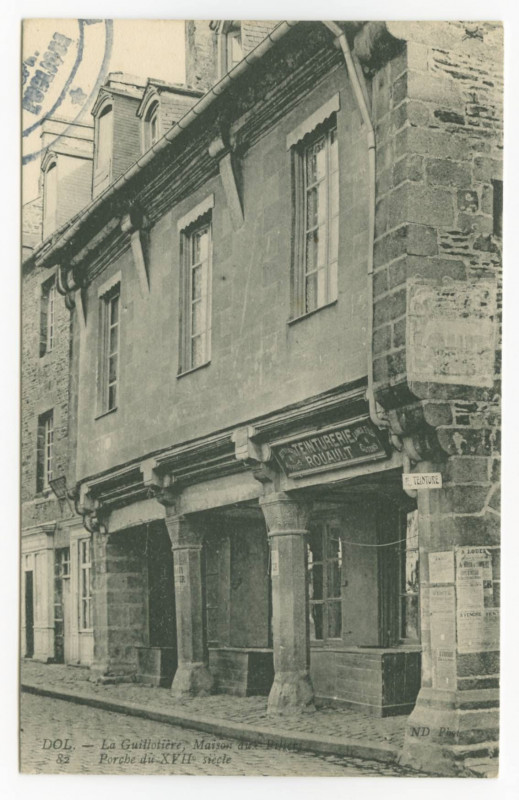 Carte postale ancienne Dol. - La Guillotière, Maison aux Piliers. 82 Porche du XVIIe siècle.