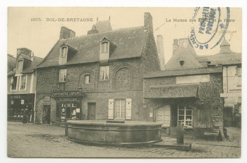 Carte postale ancienne 1675. Dol-De-Bretagne. La Maison des Plaids et la Poste.