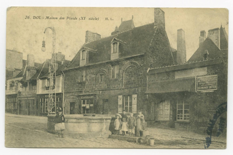 Carte postale ancienne 26.  Dol - Maison des Plaids (XIe siècle).