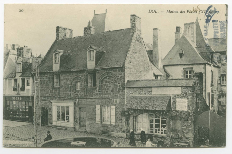 Carte postale ancienne 26  Dol. - Maison des Plaids (XIe siècle).