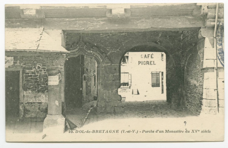 Carte postale ancienne 10. Dol-de-Bretagne (I.-et-V.) - Porche d'un maonastère du XVe siècle.
