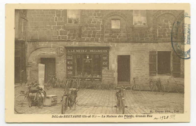 Carte postale ancienne Dol-de-Bretagne (Ile-et-V.) - La Maison des Plaids, Grande Rue.