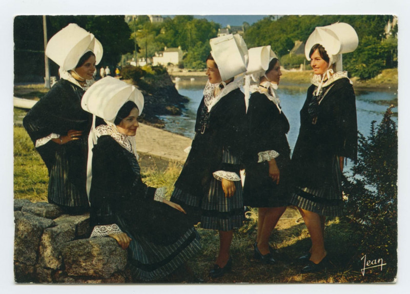 Carte postale ancienne Jeunes filles du Pays de Dol de Bretagne (I. et V.).