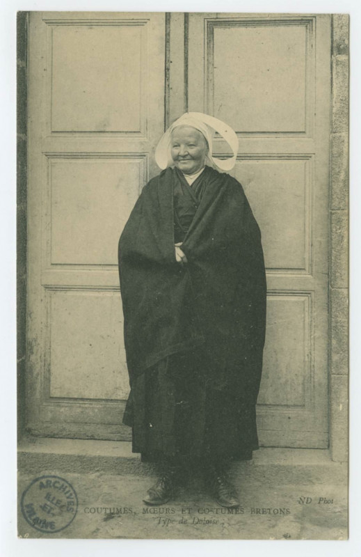 Carte postale ancienne COUTUMES, Moeurs Et Costumes Bretons : Types de Doloise.