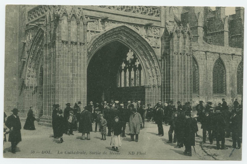 Carte postale ancienne 50 - Dol.  La Cathédrale, Sortie de Messe.