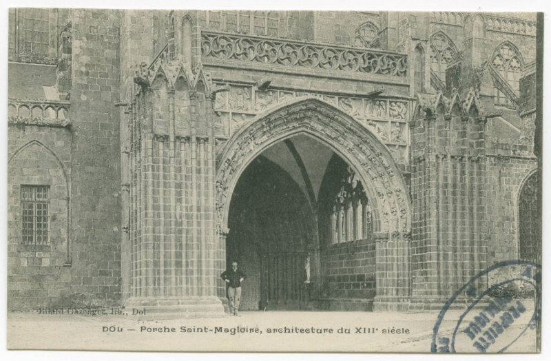 Carte postale ancienne Dol - Porche Saint-Magloire, architecture du XIIIe siècle.