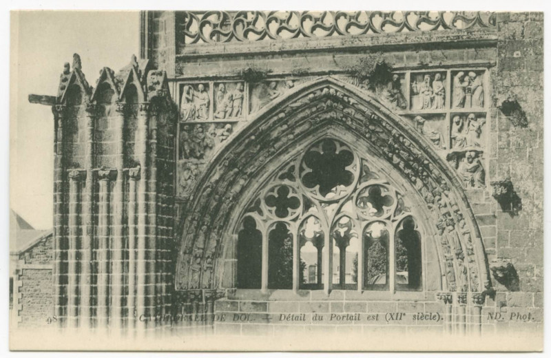 Carte postale ancienne 98.Cathedrale De Dol - Détail du portail est (XIIe siècle)