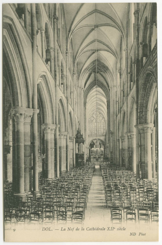 Carte postale ancienne 9  Dol. - La Nef de la Cathédrale XIIe siecle.