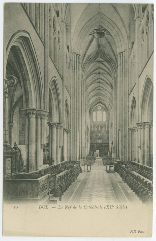 Carte postale ancienne 10  Dol. - La Nef de la Cathédrale (XIIe siècle).
