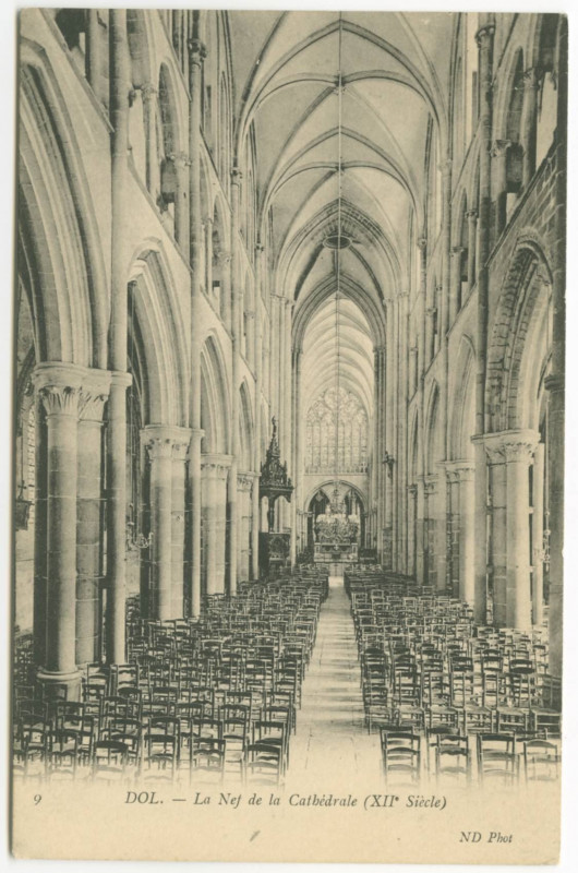 Carte postale ancienne 9 Dol - La nef de la cathédrale (XIIe siècle)