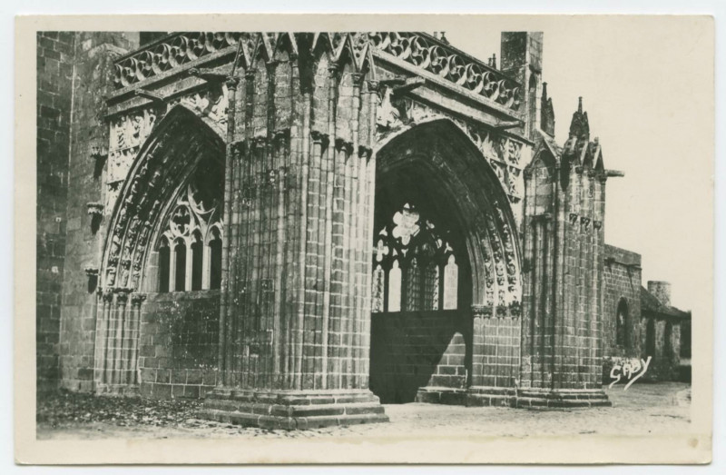 Carte postale ancienne Le Porche de la Cathédrale de Dol-de-Bretagne, de style gothique (XVe s.).