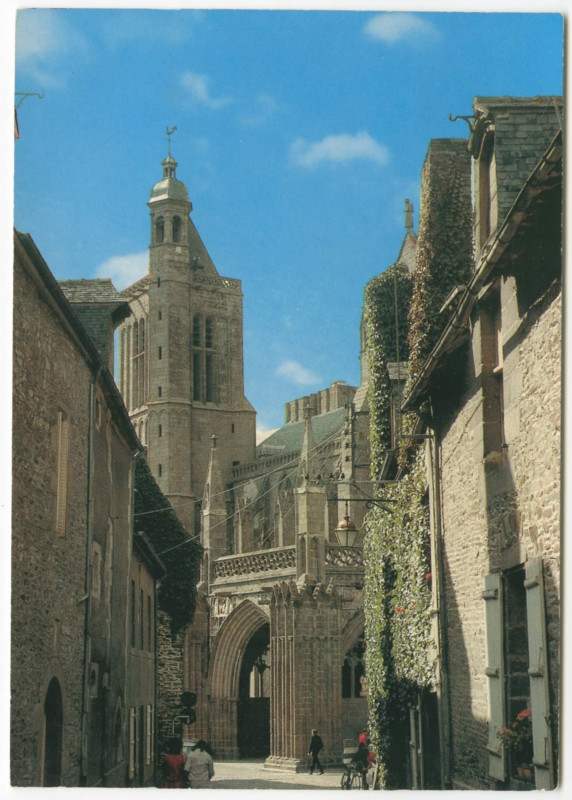 Carte postale ancienne Cathédrale de Dol-de-Bretagne vue de la Rue Ceinte : la tour et le porche.