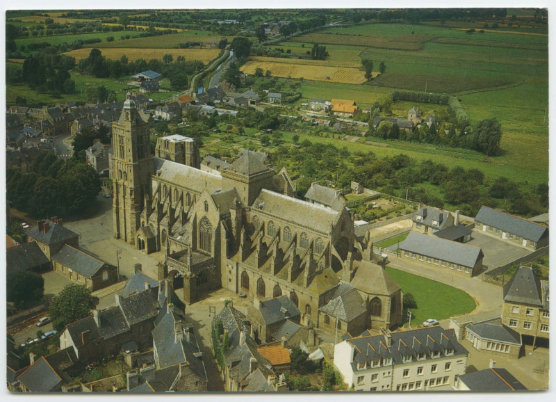 Carte postale ancienne Vue aérienne de la Cathédrale de Dol-de-Bretagne (Ille-et-Vilaine).