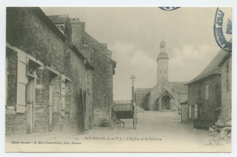 Carte postale ancienne 135. - Dourdain (I.-et-V.). - L'Eglise et le Calvaire.