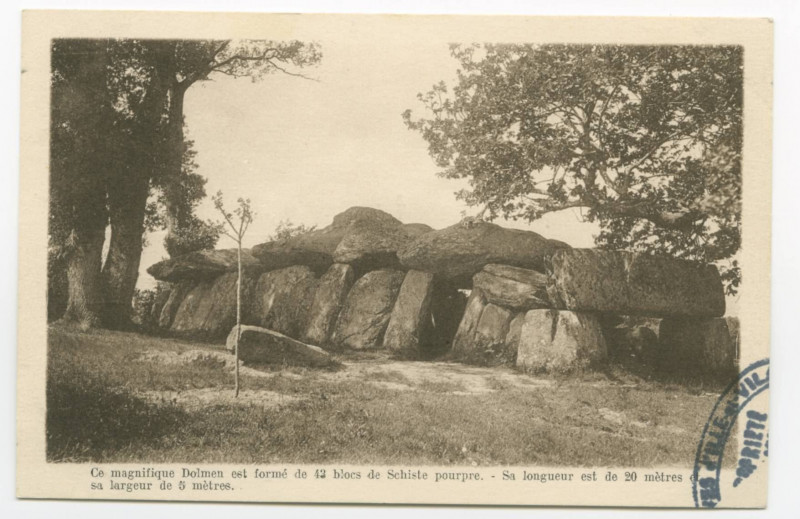 Carte postale ancienne Ce magnifique Dolmen est formé de 43 blocs de Schiste pourpre. Sa longueur est de 20 mètres et sa largeur de 5 mètres.
