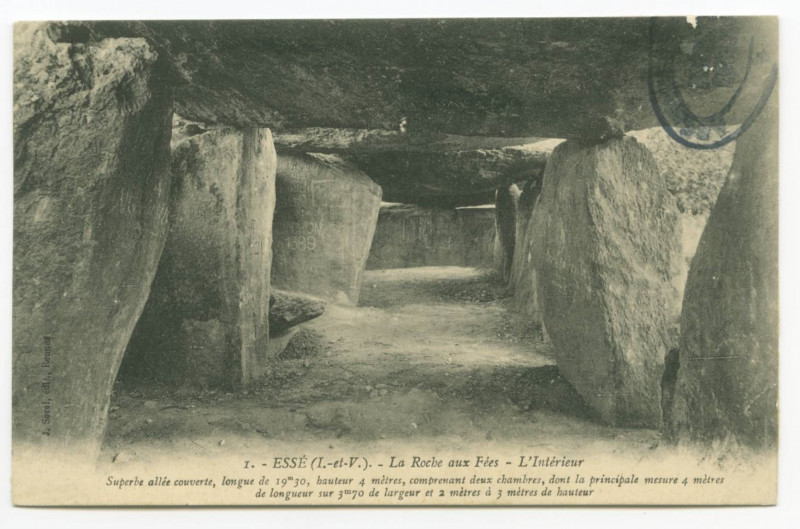 Carte postale ancienne 1. - Esse (I.-et-V.). - La Roche aux Fées - L'Intérieur. Superbe allée couverte, longue de 19m30, hauteur 4 mètres, comprenant deux chambres, dont