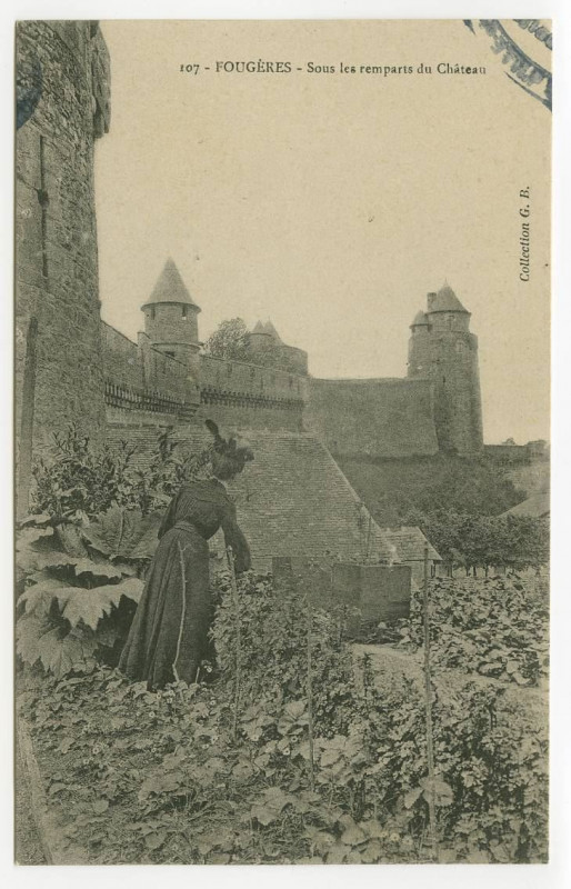 Carte postale ancienne 107 - Fougeres - Sous les remparts du Château.