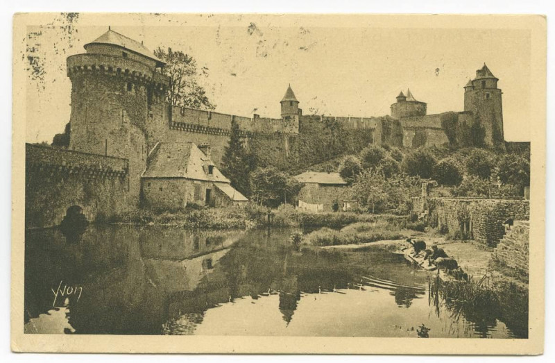 Carte postale ancienne Fougeres (Ille-et-Vilaine) - Les Remparts Nord du Château.