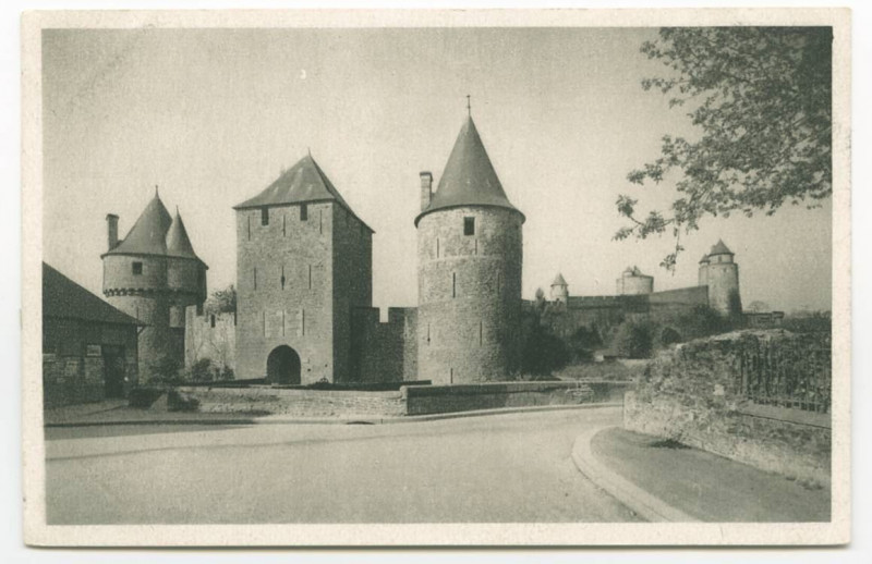 Carte postale ancienne 120. Fougeres (Ille-et-Vilaine) - Le Château (XIIe et XVe siècles) - Entrée et Courtine Nord.