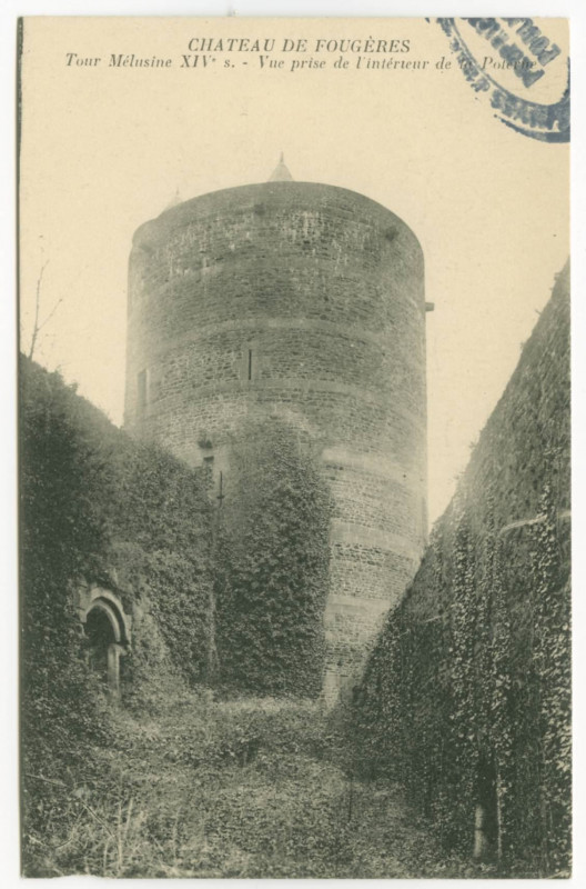 Carte postale ancienne Chateau De Fougeres - Tour Mélusine XIVe s. - Vue prise de l'intérieur de la Poterne.
