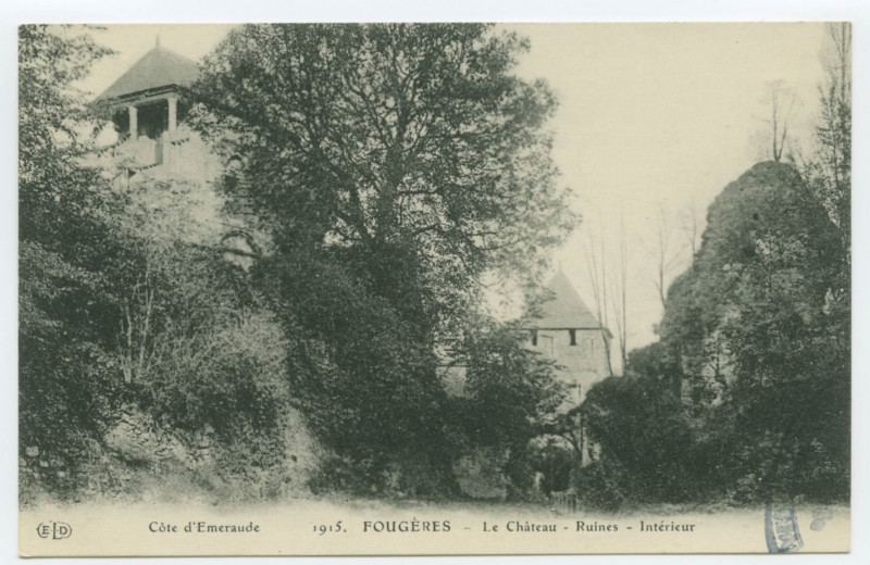Carte postale ancienne 1915. Fougeres _ Le Château - Ruines - Intérieur.