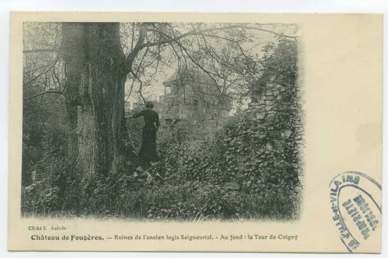 Carte postale ancienne Château de Fougères. _ Ruines de l'ancien logis Seigneurial. - Au fond : la Tour de Coigny.