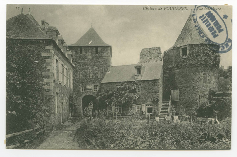 Carte postale ancienne Château de Fougeres. _ Vue intérieure.