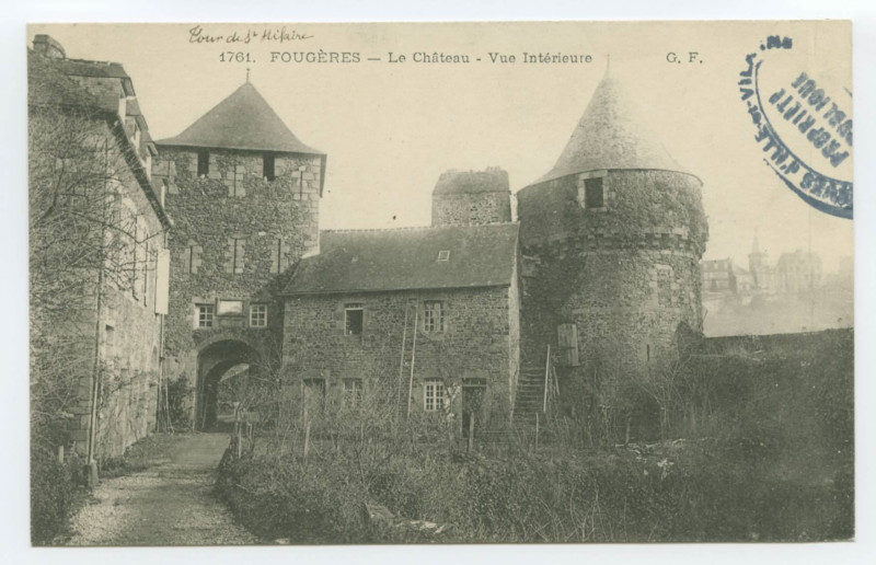 Carte postale ancienne 1761. Fougeres _  Le Château - Vue Intérieure G. F.