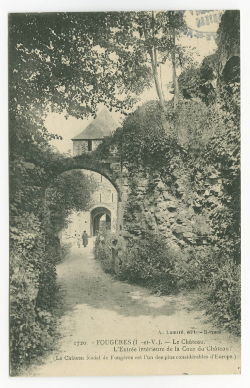 Carte postale ancienne 1720. - Fougeres (I.-et-V.). _ Le Château. L'Entrée intérieure de la Cour du Château.