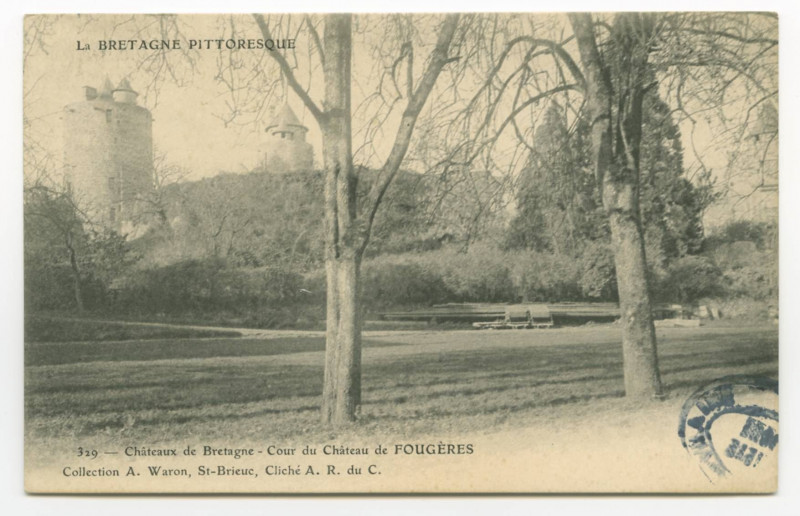 Carte postale ancienne 329 _ Château de Bretagne - Cour du Château de Fougeres.