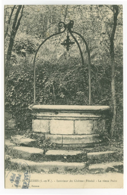 Carte postale ancienne 160. - Fougeres (I.-et-V.). - Intérieur du Château Féodal - Le vieux Puits.