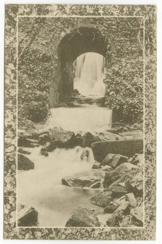 Carte postale ancienne Château de Fougères. _ L'une des cascades.