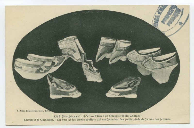 Carte postale ancienne 1718. Fougères (I.-et-V.) _ Musée de Chaussures du Château. Chaussures Chinoises. - On voit ici les étroits souliers qui renfermaient les petits p