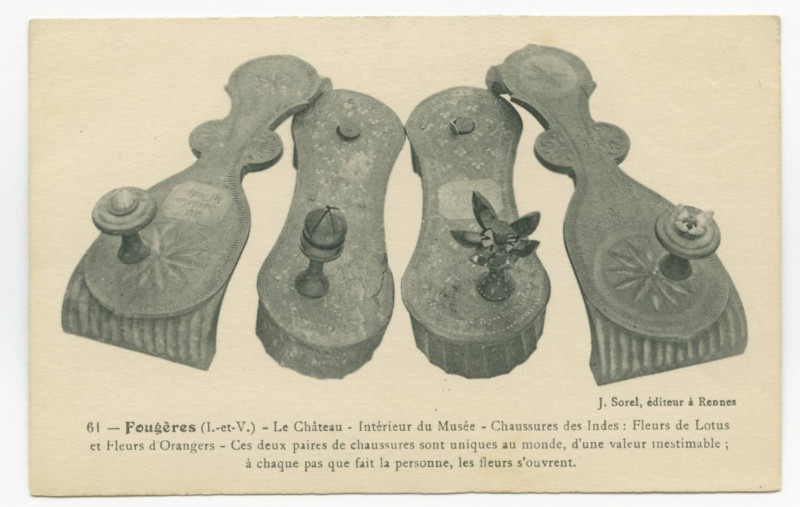 Carte postale ancienne 61 _ Fougères (I.-et-V.) - Le Château - Intérieur du Musée - Chaussures des Indes.