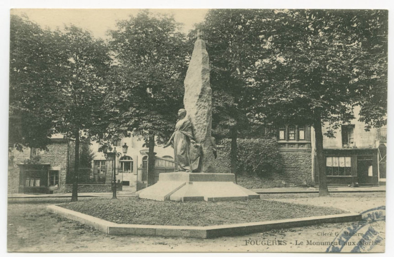 Carte postale ancienne Fougeres - Le Monument aux Morts.