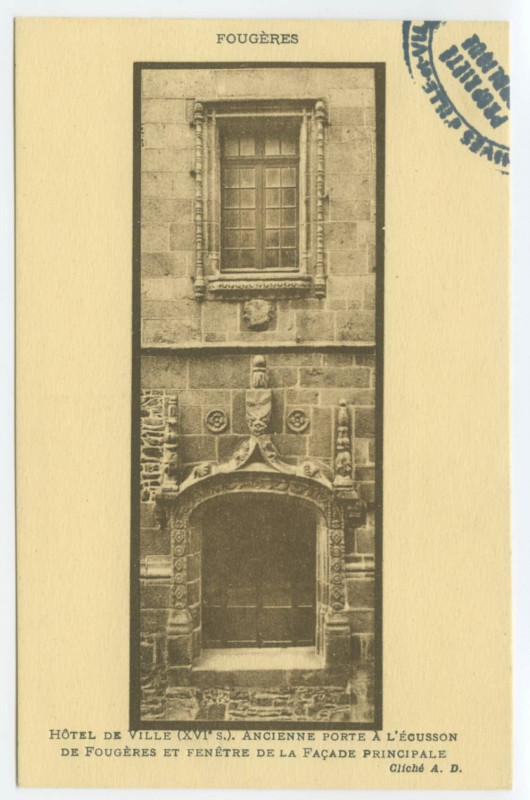 Carte postale ancienne Fougeres - Hotel De Ville (XVIe S.). Ancienne Porte A L'Ecusson De Fougeres Et Fenetre De La Facade Principale.