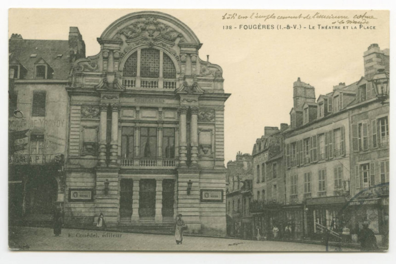 Carte postale ancienne 138 - Fougeres (I.-&-V.) - Le Théatre et la Place.