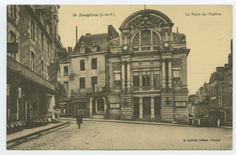 Carte postale ancienne 39. Fougères (I.-et-V.) - La Place du Théâtre.