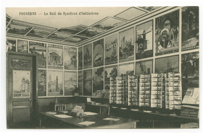 Carte postale ancienne Fougeres. _ Le Hall du Syndicat d'Initiatives.